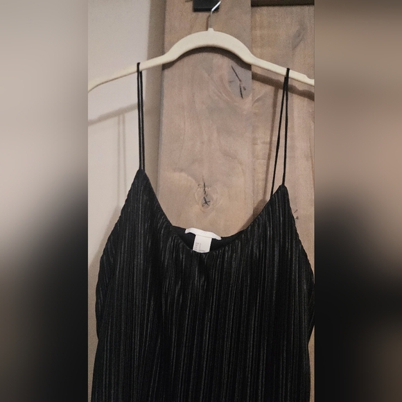 H&M Black plisse spaghetti strap top. Size Small - Picture 4 of 9